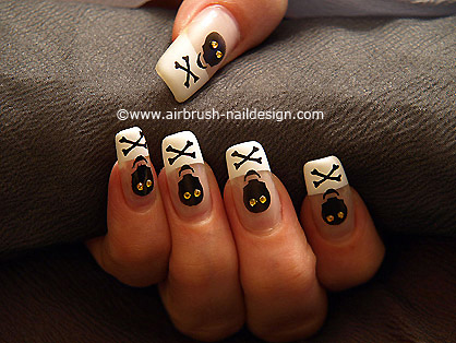 Halloween-Totenkopf als Airbrush Fingernagel Design