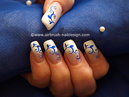 Aerografa de manicura francesa con ornamento y strass